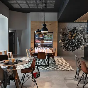 Moxy Lyon Airport Отель Коломбье-Сонье